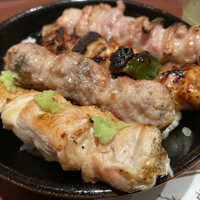 伊勢廣 京橋本店 - 焼き鳥丼(4本) ￥1600- ささみ、もも、団子、皮　鶏スープ・おしんこ付き