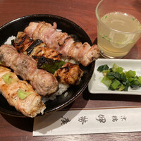 伊勢廣 京橋本店 - 焼き鳥丼(4本) ￥1600- ささみ、もも、団子、皮　鶏スープ・おしんこ付き