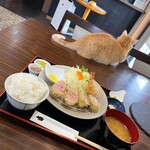こぶたさんがころんだ。 - 見てるとわたくしも食べたくなるから
      向こう向いてるにゃ。
      
      とおっしゃるので
      限定特上ヒレカツ定食シャトーブリアンを
      そそくさといただきます（＾ω＾）