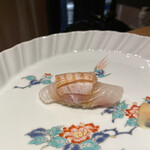 鮨　大和 - ヒラメ　縁側との二段重ねになっていました。熟成させたのかねっとり美味しい⭐️⭐️⭐️⭐️