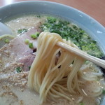 一番星 - 麺は弾力と伸びのあるモッチリ感とスープとのバランスを楽しみましょう！