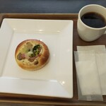 神戸屋ブレッズカフェ - ホットコーヒーと”きのことハムグラタン”