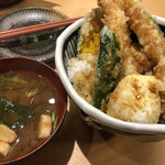 よし平 - 海老天丼　味噌汁付き