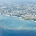 147099030 - ☆沖縄南部の光景を機内から撮影。もうすぐ那覇空港に着陸。