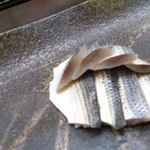 寿司割烹 魚紋 - 小鰭(新子)のつまみ。