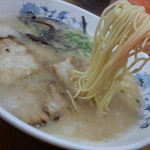ラーメン無法松 - ｼｺｼｺ感高く、喉越しは抜群。食べ心地の良さが自慢の麺。替玉にも相性が良い。