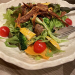 大衆肉割烹 にく久 - グリーンサラダと言う名のカラフルサラダ❣️✨箸休めにいろんなお野菜のサラダ嬉しい。