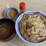 とんかつキッチンむらかみ - カツ丼、赤出し、香の物、一味唐辛子