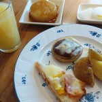 ハーベスト - 玉ねぎのカレーチーズ焼き、ピザ、フライドポテト、いも団子、ゆず大根。りんごジュース2杯目