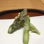 天麩羅 四季彩 村松 - 穂先と根元の味の違いも楽しめる超ジューシーなアスパラガス