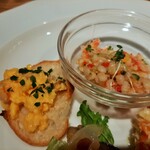 タヴェルネッタ・ダ・キタヤマ - 左はスクランブルエッグがまろやかなサーモンと卵のクロスティー二、右はプチプチ弾ける大麦にカニの旨味や野菜が爽やかなカニと大麦のサラダ