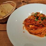 タヴェルネッタ・ダ・キタヤマ - スパゲッティ小海老とオリーブ、ケイパーのトマトソース、自家製フォカッチャは表面サクサク、中はしっとりきめ細かな食感