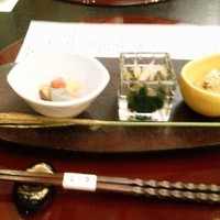 なだ万 ザ・プリンス箱根店 - 先付け：中央のおひたし。このお出しは飲んでもよい？（笑）