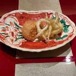 野嵯和 - おかきの衣をつけ揚げたホタテ、蕗の薹、シラウオの天ぷら