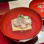 野嵯和 - お椀の中には蒸し鮑、竹の子、ウドに甘鯛を巻き焼き上げたひと品