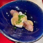 野嵯和 - 昆布締めした水菜に薄切りした松阪牛のサーロインを巻き、焼き白子に白味噌と牛の出汁でのばしたソース