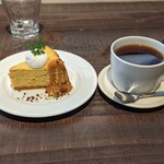 コーヒーとおやつの店 アンドモア - 