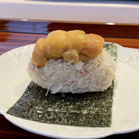 鮨 在 - 毛蟹と馬糞ウニの握りを手巻きで
                    キャビアをのせたら〝港区巻き〟ですね（笑）
                    私はこの手巻きがいいと思います、キャビアは要りませんね♪
                    シャリは赤鮨、まろやかな口当たりで角がなく美味しい。