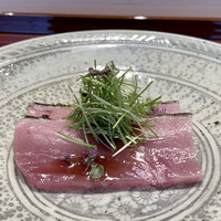 鮨 在 - 舞鶴のメジマグロ　12kg
                    脂がありねっとりとして良い味わい、玉葱醤油の甘みとメジの甘みの共演です。