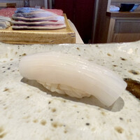 鮨 在 - 佐島のスミイカ
                      生を三日寝かせ、ねっとりとして甘みもあります。