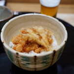 天ぷら 正心庵 - かき揚げ天丼：鱚の天ぷらを添えて