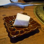 和牛焼肉 LIEBE - 牛脂を網に塗って焼いていきます