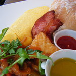 LYS - 選べる卵料理。オムレツ、スクランブル、目玉焼きから。手前のオリーブオイルがおいしい！