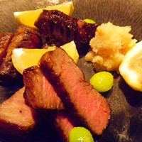 六雁 - 黒毛和牛ザブトンの炭火焼かぼす風味。イチジク添え