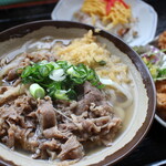 Yamada Udon - 肉うどん430円＋鶏の唐揚げ130円＋ばら寿司160円