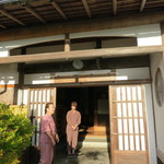 柳家 - 大女将さんと若女将さんのお出迎い、ありがとうございます。