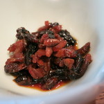 柳家 - お通し　　黒スズメ蜂の子（へぼ）