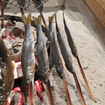 柳家 - 鮎の丸干しを焼き始めましたよ