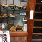 葉栗屋 - 店外のディスプレイのキャベツも山盛り。