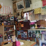八幡屋 - お店の中に沢山のレトロ