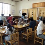 美也樹 - 吉田のうどんでは珍しいテーブル席。座敷は左手に2卓のみ。