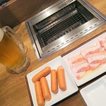 Yakiniku Raiku - 生ビール、ウインナー、イベリコ豚100g