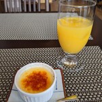 ピエロ - セットのオレンジジュースとクリームブリュレ