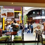 中華菜館 同發 - 店内からの風景。