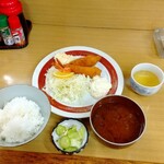 Sanraku - ランチサービスのエビフライ定食730円。