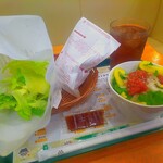 Mosubaga - 菜摘テリヤキチキン(¥334)
                        サラダ・ドリンクセット<アイスウーロン茶>(¥436)
                        プラスワンモスチキン(¥223)