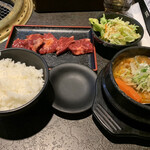 焼肉　黄金の牛 宮原店 - ハラミ定食（ご飯中盛）期間限定500円＋ランチスープをスジ煮込みに変更（スジ肉たっぷり）380円
                                