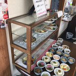 やつき食堂 - 出来合いの小皿など並んでて 大衆食堂感が