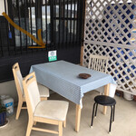 Izumiya - 戶外露台座位如同棕色線條，允許吸煙