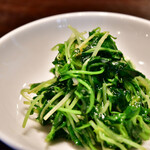 粤港美食 - 豆苗のあっさり炒め@1,180円：小皿に取り分けて。