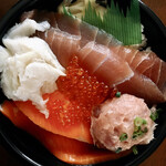 魚丼 イオンタウン上里店 - テイクアウト●単品5種盛り
                                ◯マグロ2切
                                ◯サーモン2切
                                ◯ねぎとろ
                                ◯エンガワ
                                ◯いくら
                                ●大盛り　110円
                                