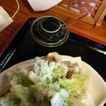 Teuchi Udon Jiyuuseki - 揚げ物は別添えのお塩でもいいし、ぶっかけ出汁にダイブさせてもOKです
