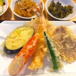 Hakata Tempura Semmon Tenohirugohan - 右側 天ぷらアップ