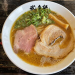 武者麺 - 店の外観のなんとなく「旨いでっせ〜‼︎」感全面に出してる感じに二の足を踏んでましたが、かなり旨かった！
            麺線の整え方に、丁寧な作りを心がけてる感が伺えた。好印象しかない。