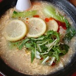 ８番らーめん - レモン酸辣湯麺902円（税込）