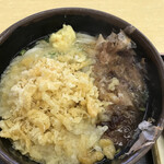 Sazanami - かけうどん　中　出汁も自分で入れるタイプ
                        (鰹節、揚げ玉、ネギ、おろし生姜)無料